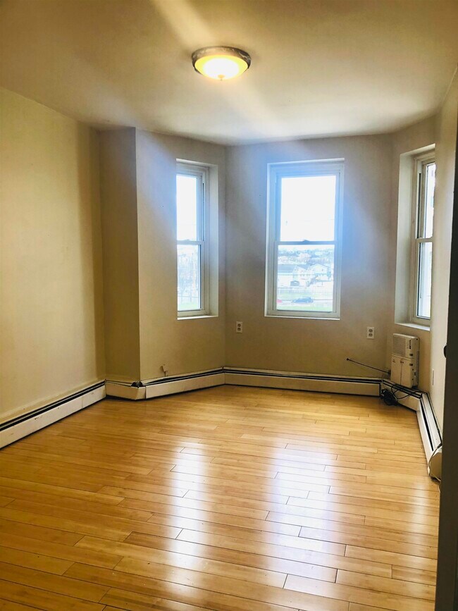 114 Monitor St Unit 2, Jersey City, NJ 07304 Room for Rent in Jersey City, NJ