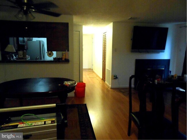 Building Photo - 2 BEDROOM, 2 BATHROOM IN THE MID FLOOR UNIT,