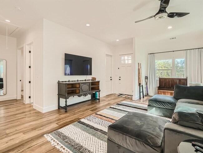 Foto del edificio - 644 Cypress Ln