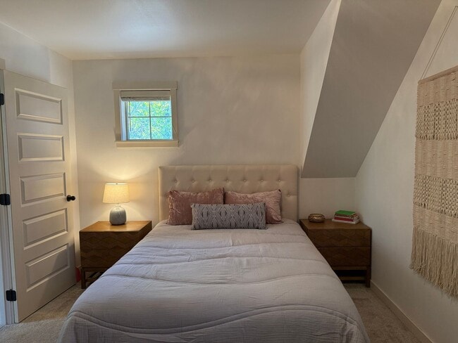Foto del edificio - Charming 2 Bed with a Fenced Backyard