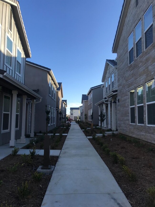 Building Photo - 2725 E Teaberry Dr
