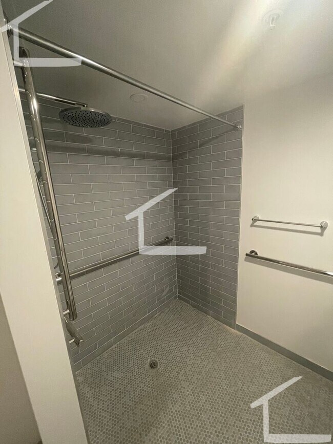 Foto del edificio - Half Fee Promo expires soon!  Luxury Apt i...