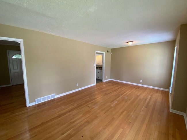Building Photo - 632 Whitesboro Ave