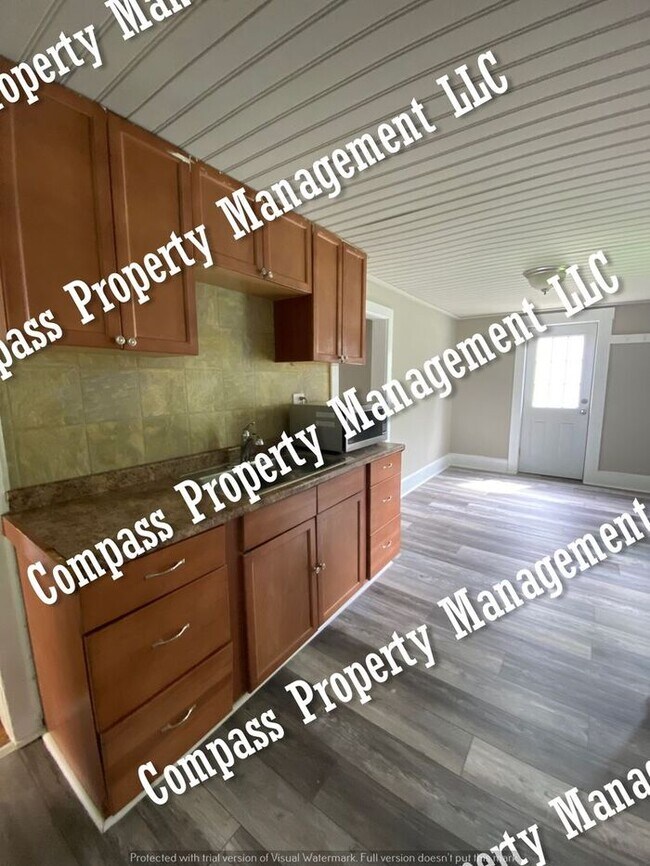 Foto del edificio - $1650 - 3 Bed, 2 Bath - 2 Story Home - Pak...