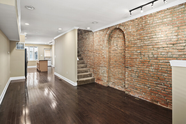 Building Photo - 118 Burnett St
