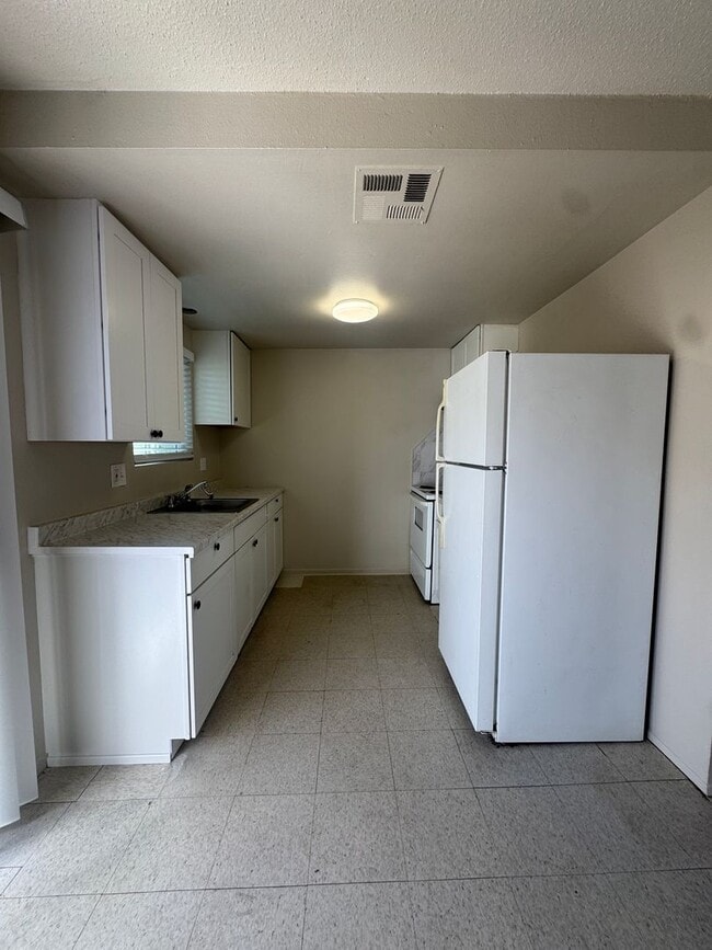 Building Photo - 718 Bedlow Dr