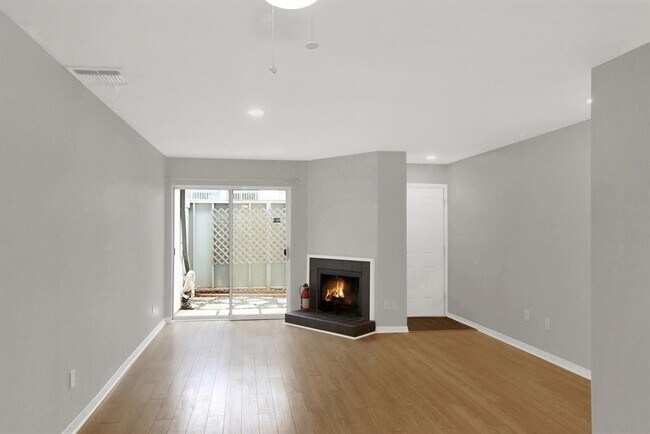 Building Photo - 5010 Glenmont Dr