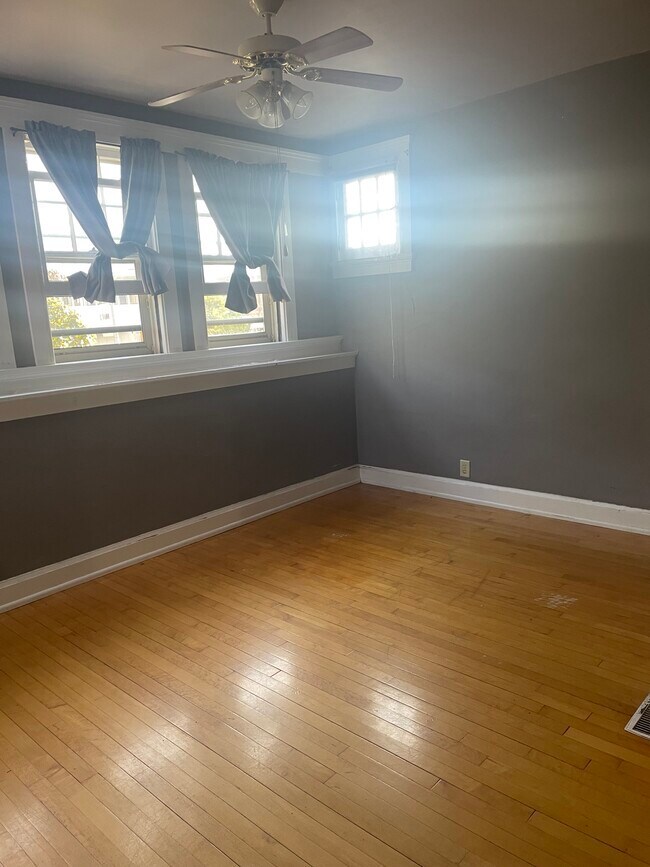 Building Photo - 2025 E Kenwood Blvd