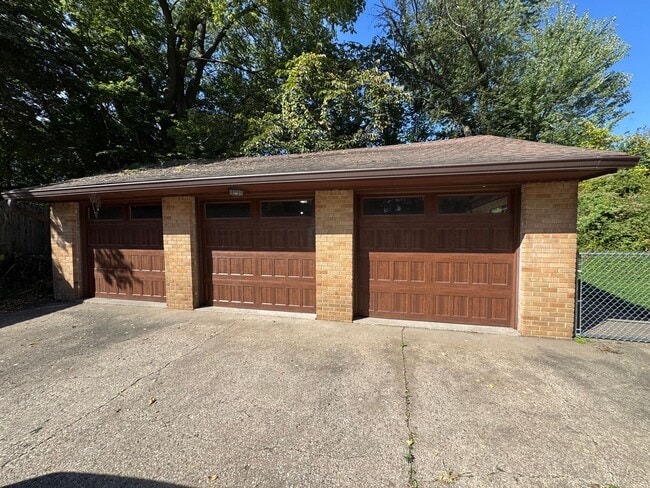 Building Photo - Large Moline Home with 3-Car Garage, Privacy, and Plenty of Space