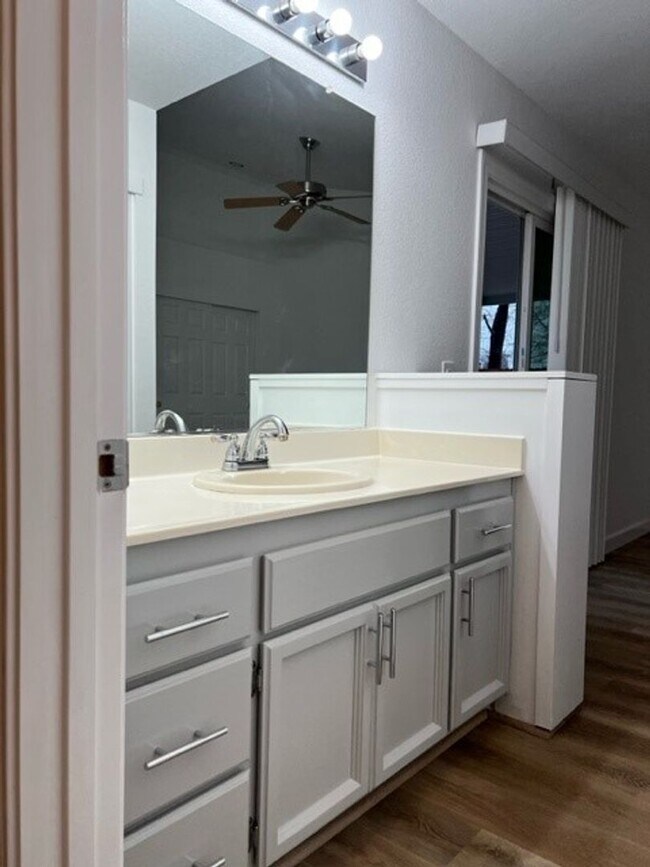 Foto del edificio - 8242 Heath Peak Pl