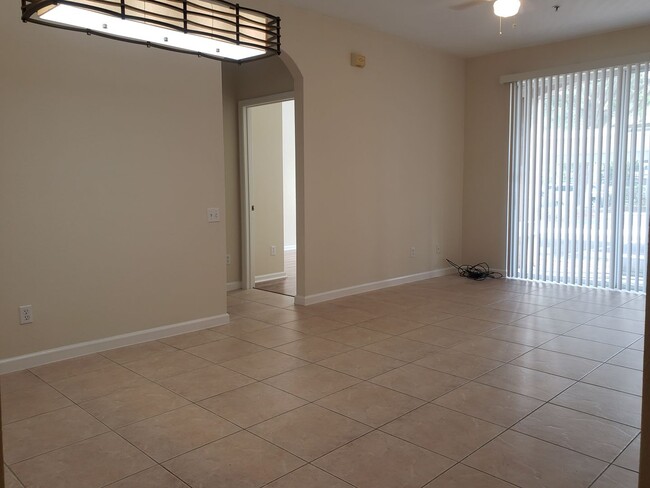 Foto del edificio - Ground Floor, Remodeled, Spacious Condo in...