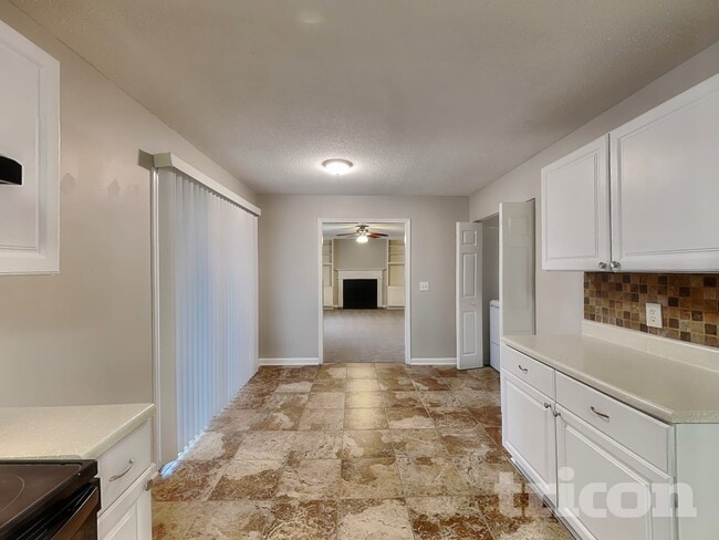 Building Photo - 2198 Colony Dr