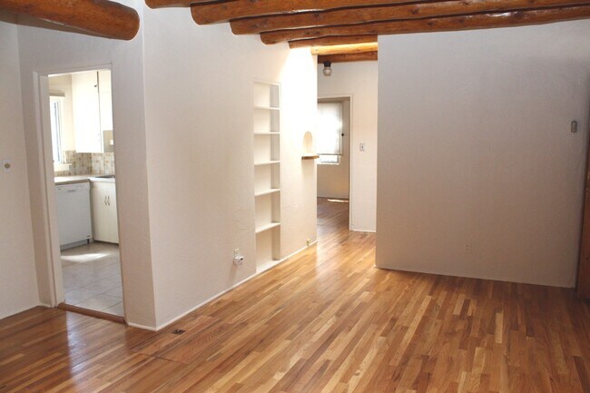 Building Photo - Great Location. Beautifully refinished Har...