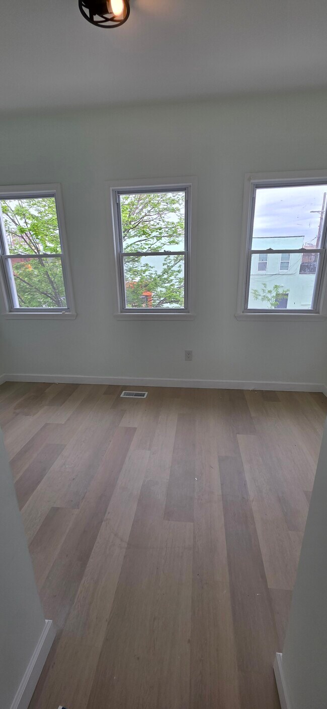 Foto del edificio - 1103 N Patterson Park Ave