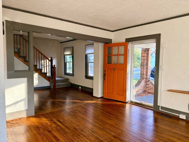 Foto del edificio - Charming Cape Cod Single Family with inground pool in Norfolk