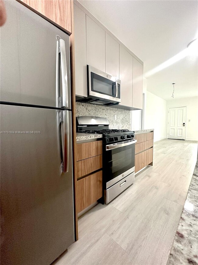 Foto del edificio - 650 Lenox Ave.