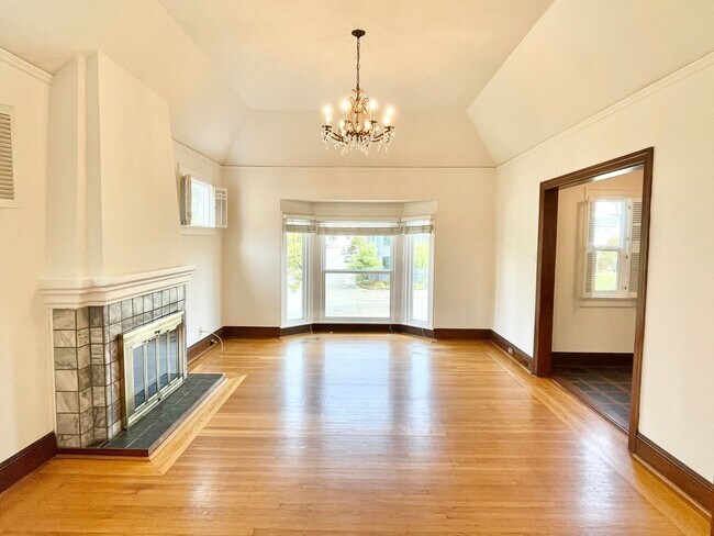 Building Photo - Miraloma / Sherwood Forrest Fully Detached...