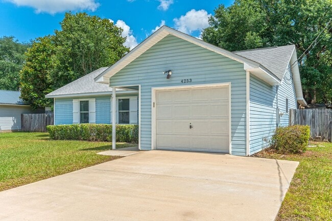 Foto del edificio - Updated Home South of I-10 in PRIME Crestview Location!