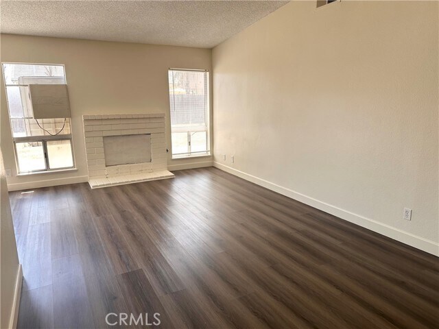 Foto del edificio - 24953 Fay Ave