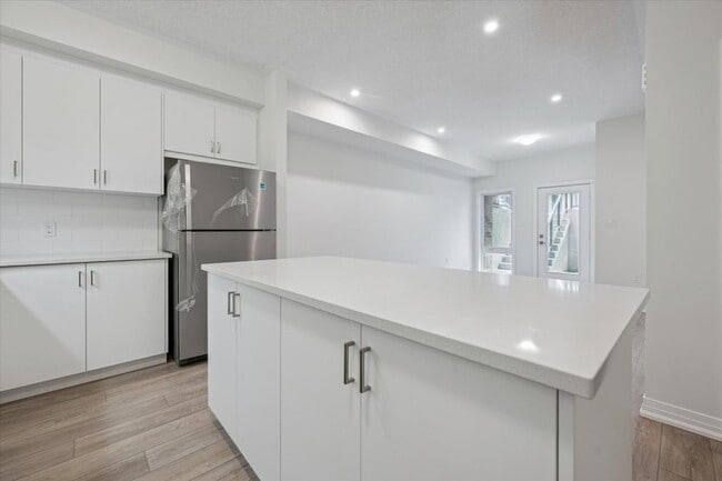Building Photo - 61 Reverie Way