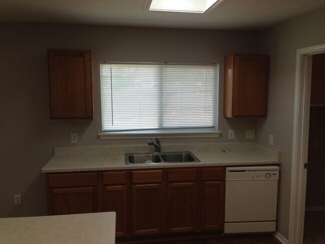 Building Photo - 3 Bedroom Home in a Great Neighborhood