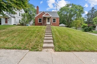 Building Photo - 2024 Southmoor Dr