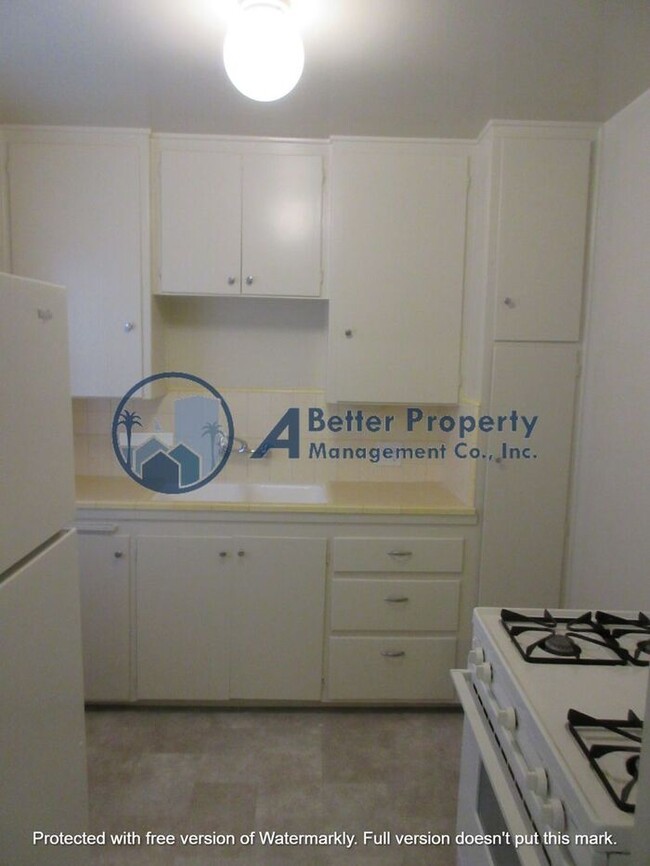 Building Photo - Gated 1 bedroom unit w/ beautiful hardwood...
