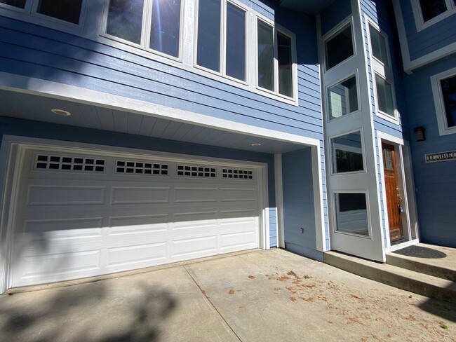 Building Photo - Available NOW! Rare, Spacious 4-Bed, 3-Bat...