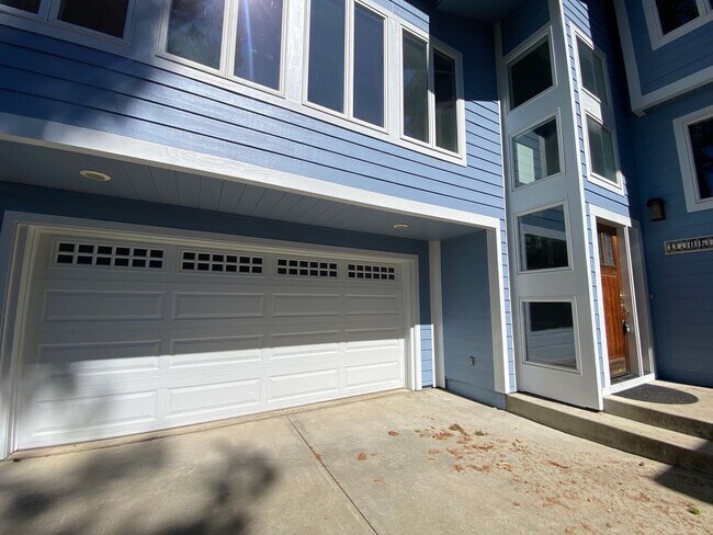 Foto del edificio - Available NOW! Rare, Spacious 4-Bed, 3-Bat...