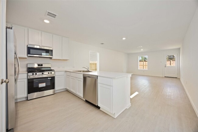 Building Photo - 905 Pertuso Ln