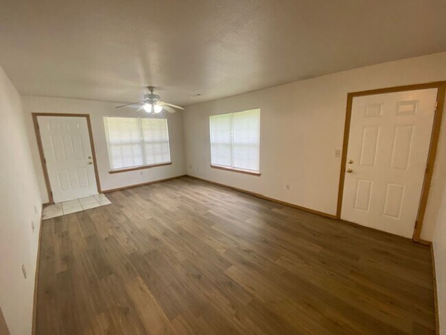 Foto del edificio - Adorable Duplex with Country Like Setting!