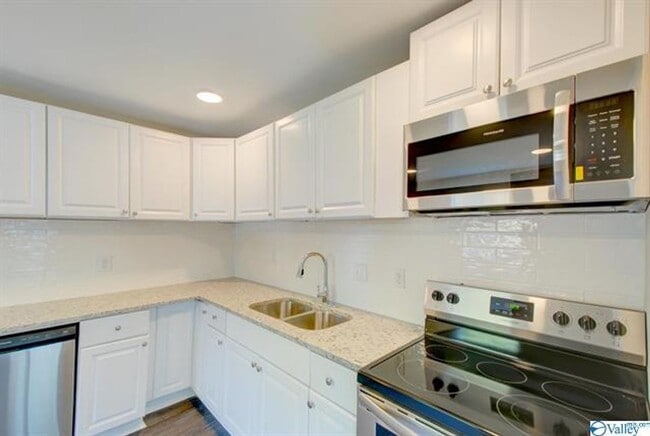 Building Photo - THREE BEDROOM / 1 1/2 BATH HOME