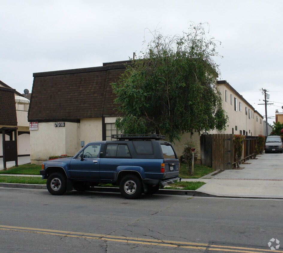 Foto del edificio - 7916 Stark Dr
