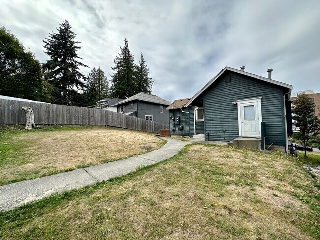 Foto del edificio - Duplex near WWU! 710/712 N. Garden St.