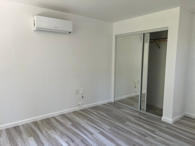 Foto del edificio - 7334 Enfield Ave