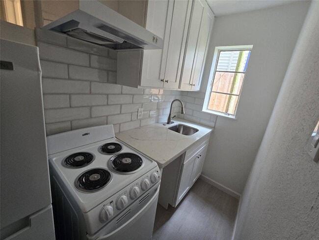 Foto del edificio - 2501 Yoakum Blvd