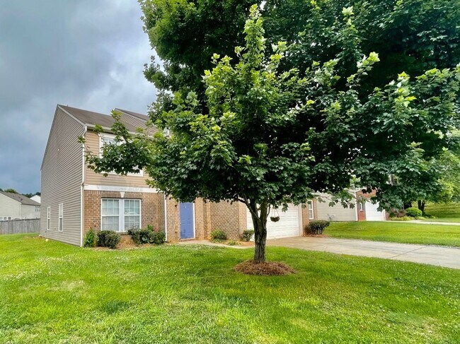 Foto del edificio - Beautiful 5 bedroom 3 bath  home is locate...