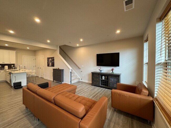 Foto del edificio - Stunning 2 Bed 2 Bath Interior Townhome In...