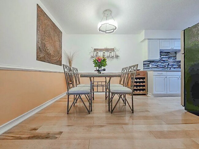 Foto del edificio - 9523 University Ave