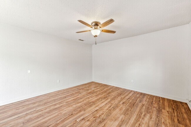 Foto del edificio - 1391 N Paddock Ave