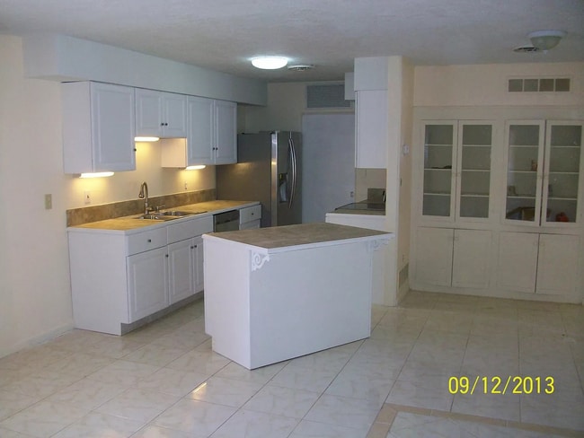 Building Photo - 3/2 Home Centrally located in Sarasota