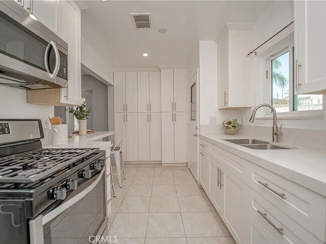 Building Photo - 2 Bedroom Single Family Home in Inglewood
