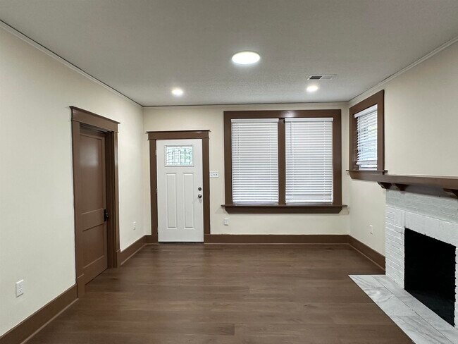 Building Photo - 492 Lundee St