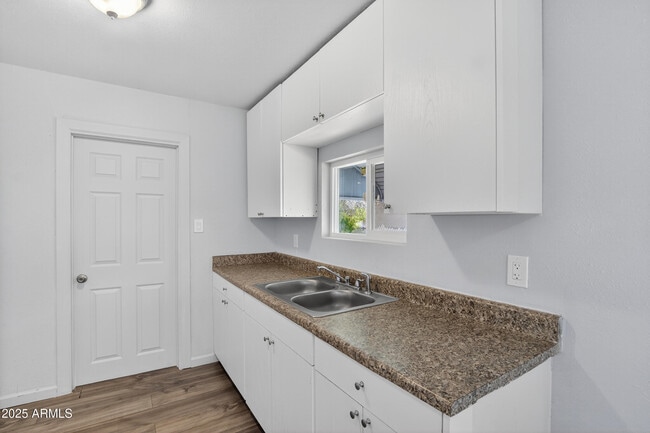 Building Photo - 1410 S 24th Ave