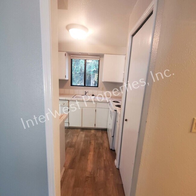 Foto del edificio - Beautiful Ranch Style Home on Very Large Corner Lot With W/D Hookups, Fireplace, 2 Car Garage & A...