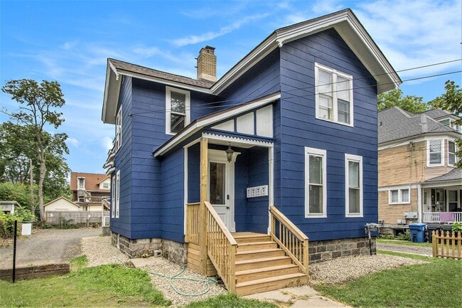 Building Photo - $1295 Tastefully furnished 1BR Apartment | All Utilities Paid + Deposit-Free Option!