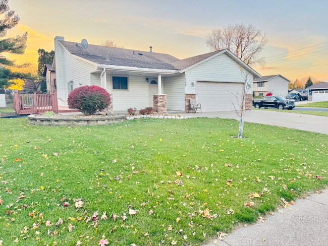 Foto del edificio - "Charming 4-Bedroom Home with Granite Elegance & Hardwood Warmth in Savage!"