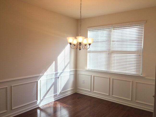 Building Photo - Beautiful 3 Bedroom 2 Car Garage End unit ...