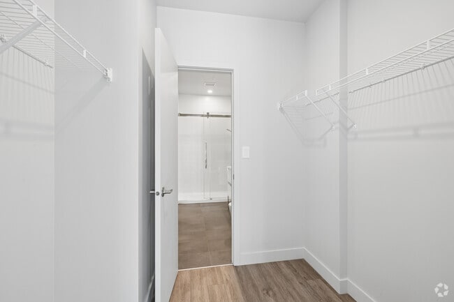 1BR, 1BA - 609SF - Walk in Closet - Le Noria