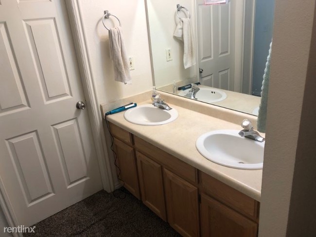Foto del edificio - 1 br, 1 bath Apartment - 1480 W Center St.